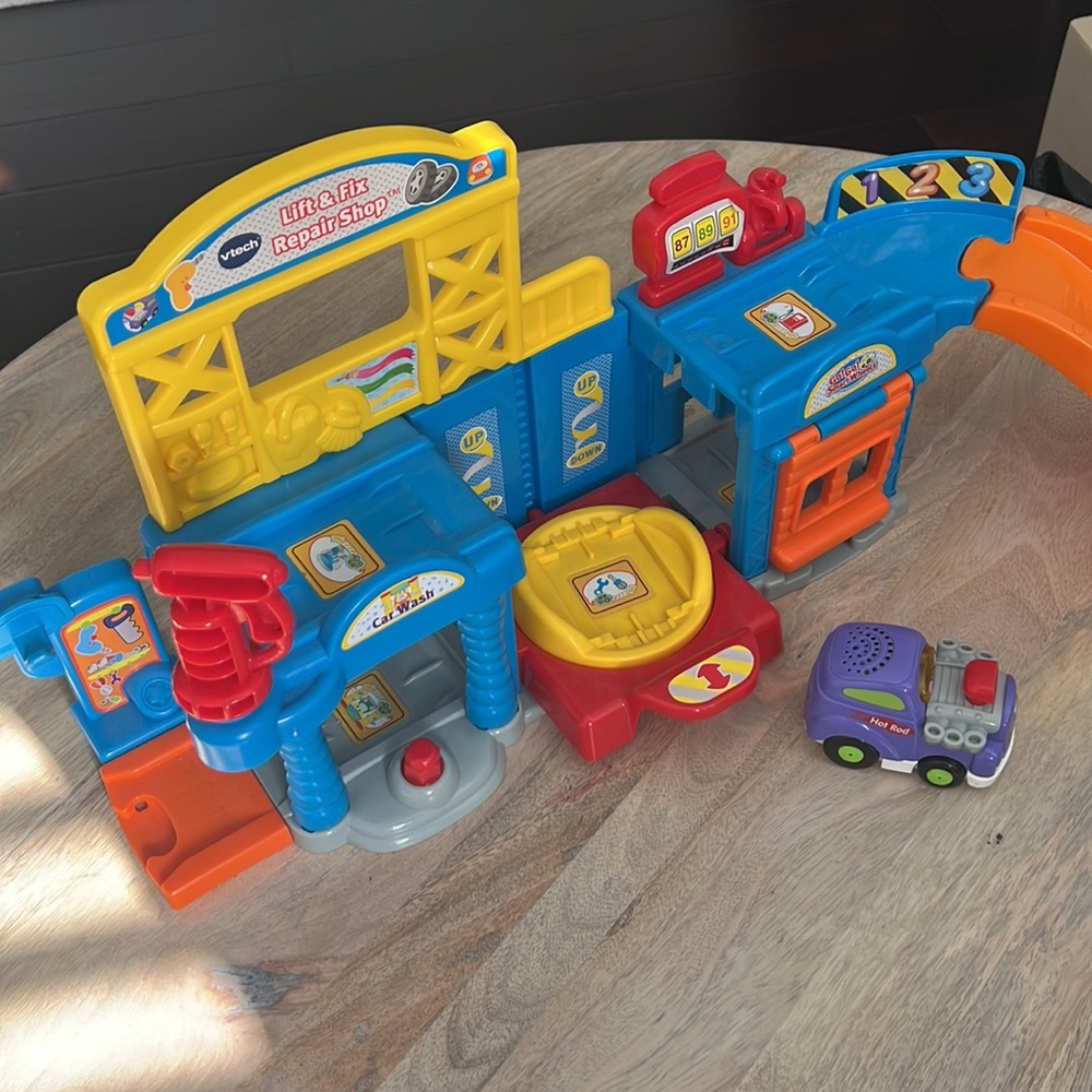 VTECH Lift and Fix Repair Shop - Picture 2 of 5